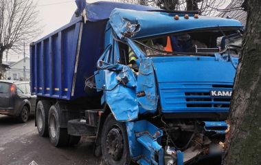 У зв’язку з ДТП на перехресті Бориса Тена та Івана Мазепи частково ускладнено дорожній рух, трамваї не ходять!