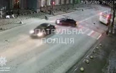 Подробиці вечірньої ДТП на вулиці Великій Бердичівській біля міськради