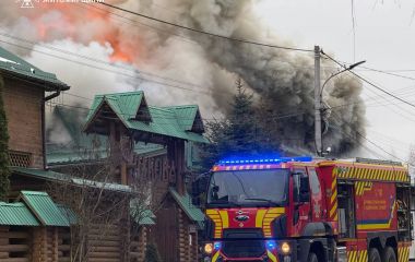 У Житомирі на Богунії ліквідували масштабну пожежу в комплексі, де розташовані кафе, аптека та магазин
