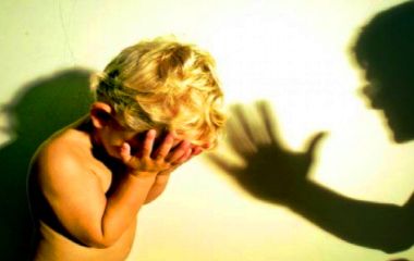 Виганяла з дому, залишала без їжі і води і била — у Звягелі судитимуть матір двох прийомних дітей