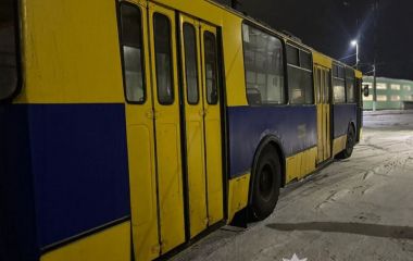 У Житомирі юнак отримав удар струмом, заходячи в тролейбус