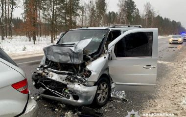 У потрійній ДТП на дорозі Київ - Чоп загинув водій мікроатобуса, троє його пасажирів — у реанімації