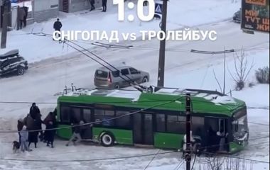 У Житомирі довелося штовхати тролейбус через хуртовину. ВІДЕО