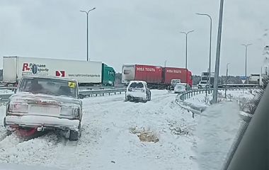 Жахлива дорога на Житомир: сніг, затори та повільний рух автівок. ВІДЕО