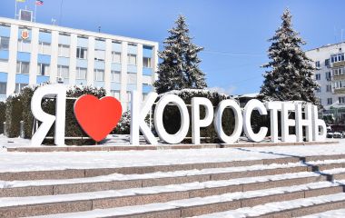 У Коростені після ворожого ранкового удару проводяться обстеження постраждалого житлового фонду та іншої інфраструктури, рух потягів зупинено
