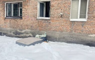 У Коростені чоловік кинув "коктейль" у вікно квартири, де перебувала співмешканка, її син і ще троє людей: ніхто не постраждав