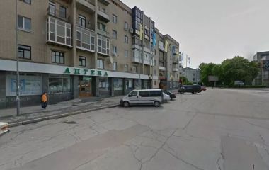 Інцидент на майдані Соборному у Житомирі: чоловіки у балаклавах тягнули напіводягненого чоловіка до мікроавтобуса