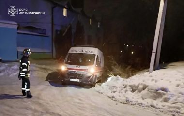 У Житомирі рятувальники відбуксирували «швидку», що застрягла на підйомі через ожеледицю