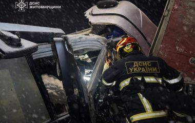 11 вантажних та легкових автівок зіткнулися у ДТП біля Коростишева: рятувальники деблокували постраждалого водія та відбуксирували пошкоджені авто