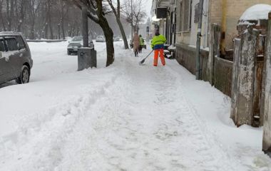 У Житомирі сніжить: спецтехніка працює на вулицях міста