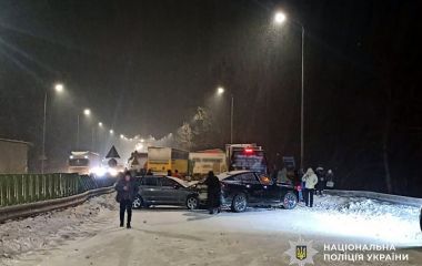 "Ланцюгова" ДТП поблизу Коростишева: легковик не розминувся з двома автопоїздами, по інерції зіткнулися ще 8 автівок