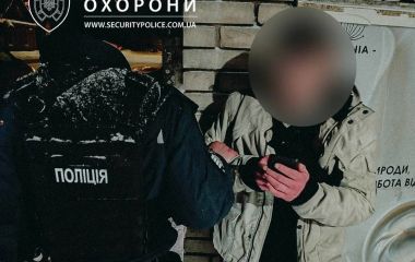 У Житомирі затримали чоловіка, який розтрощив вітрину магазину в центрі міста