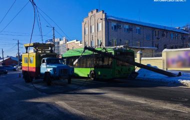 Біля Сінного ринку впала електроопора: рух Покровською перекрито в обох напрямках!