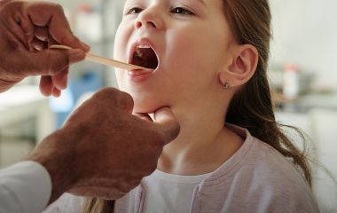 Дифтерія: чим небезпечна, симптоми і чому необхідні щеплення