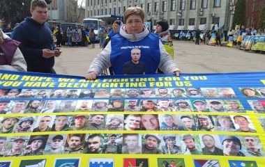 У Житомирі розгорнули прапор довжиною понад 350 м з фото зниклих безвісти, полонених та полеглих Воїнів. ВІДЕО. ФОТО