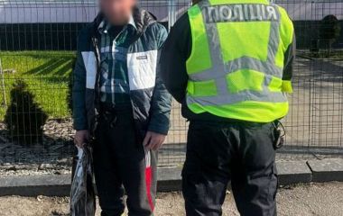 За відмову допомогти по господарству вдарив 10-річного хлопчика штахетою по голові: чуднівські поліцейські затримали 50-річного чоловіка