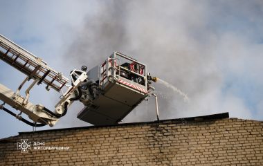 Рятувальники ліквідовують наслідки ворожої атаки в Житомирі. ФОТО