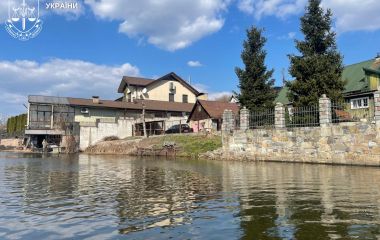 Прокуратура та Держекоінспекція зафіксували неправомірну забудову на березі річки Тетерів у межах Житомира