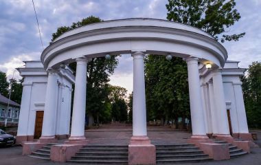 У Шодуарівському парку оновлять вхідну колонаду, збудовану у 1938-му році