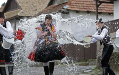 Світлий понеділок - кого обливають водою і що не можна робити після Великодня