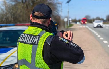Водіям на замітку: де на Житомирщині патрульні вимірюють швидкість руху за допомогою приладів TruCAM
