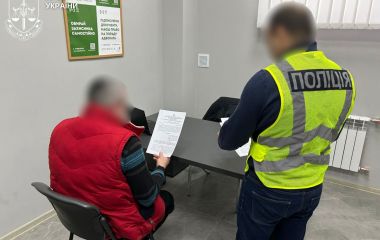 У Житомирі 53-річний чоловік організував «ботоферму», яка розганяла російські фейки та використовувалась для шахрайських дій