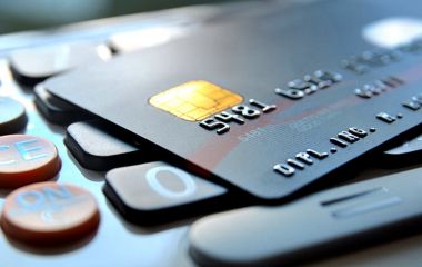 Чи можуть пенсіонеру заблокувати картку за перекази від дітей і родичів