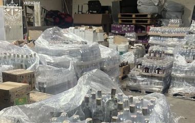 У Житомирі та Києві виявили та вилучили майже 8000 літрів фальсифікованого алкоголю