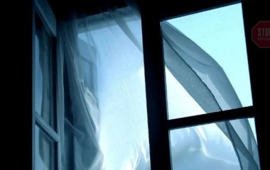 У Житомирі  випала з вікна 18-річна дівчина: поліція з’ясовує обставини трагедії