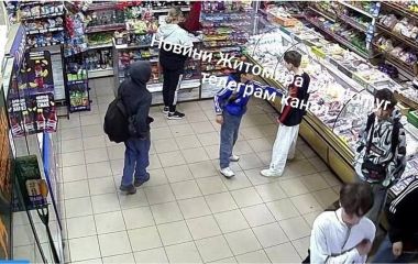 У Житомирі підлітки розпилили сльозогінний газ у магазині: постраждала продавчиня