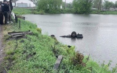 На Черняхівщині автомобіль впав у ставок: водій і троє пасажирів загинули