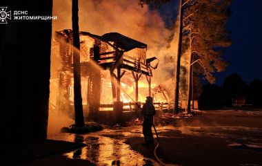 У селі Царівка Житомирського району горів готельно-ресторанний комплекс: до ліквідації пожежі залучалися 29 рятувальників та 9 одиниць техніки. ФОТО