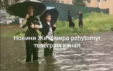 Після зливи — під воду: на Покровській у Житомирі застряг тролейбус, рух транспорту ускладнений. ВІДЕО