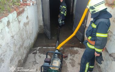 В Овручі  через опади затопило підвал допоміжної будівлі церкви: рятувальники викачали близько 200 куб. м води