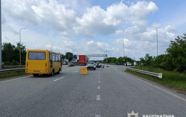 На автошляху Київ – Чоп поблизу с. Великих Кошарищ  в ДТП травмовано водія та пасажирку мотоцикла