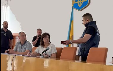 Голові Черняхівської селищної ради під час сесії оголошено про підозру