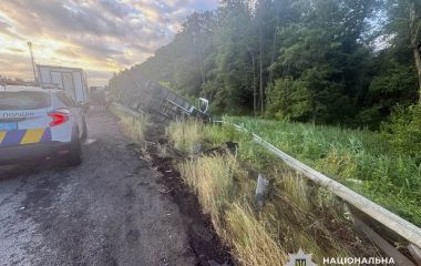У передмісті Житомира зіткнулися мікроавтобус і вантажівка: травмовано двох пасажирів буса