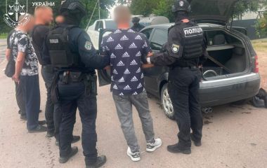 1500 доларів США за автомат і боєприпаси: жителю Житомирського району повідомлено про підозру