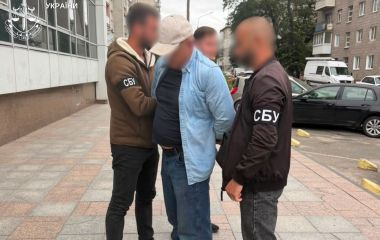 У Житомирі затримали лікаря під час одержання 4 тис. доларів США за сприяння в оформленні інвалідності – прокурори повідомили про підозру