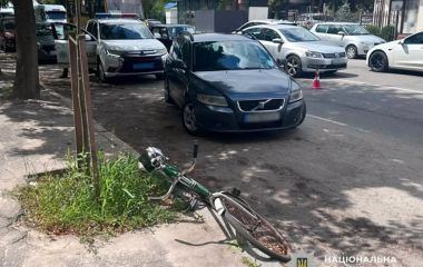 У Звягелі через відчинені дверцята авто сталася ДТП: постраждала 70-річна велосипедистка