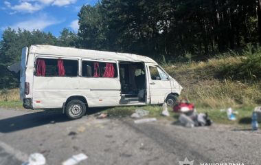 На трасі Київ - Чоп зіштовхнулися маршрутний автобус і легковик: семеро травмованих. ФОТО