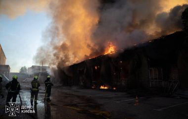 Внаслідок нічного комбінованого удару по Києву пошкоджені понад пів сотні обʼєктів: житлові будинки, гуртожиток, територія школи, крамниці, АЗС, підприємство з виробництва борошна