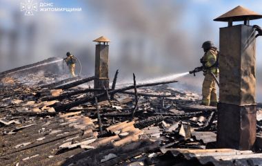 Через ворожу атаку на Житомирщині виникла пожежа на об'єкті транспортної інфраструктури