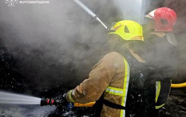 На Житомирщині рятувальники ліквідували пожежу, що виникла через російський обстріл