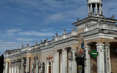 Впритул до головного фасаду на Житньому ринку почали зводити точку для продажу вуличної їжі