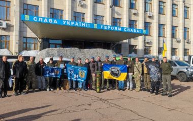 Естонські волонтери передали партію з 13 автомобілів для українських захисників