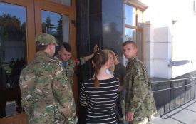 Правий сектор охороняє Кізіна від житомирських активістів. Відео. Фото