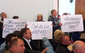 «Землю – народу»,- кажуть квіткарі на Московскій й обіцяють захищатися до останнього