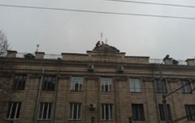 У центрі Житомира демонтували герб СРСР