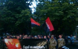 Відео з того, як активісти Правого сектору оточили будівлю житомирського обласного УМВС та спілкувалися з його начальником